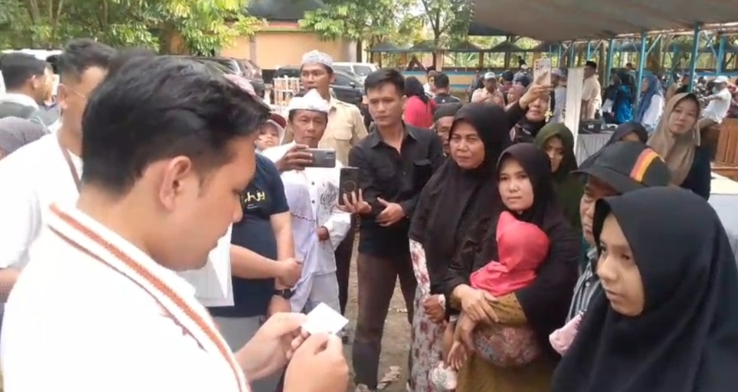 Teks: Bupati Cianjur berbicara dengan warga Desa Sukamulya dalam kegiatan Rembug Warga di Kecamatan Karangtengah.