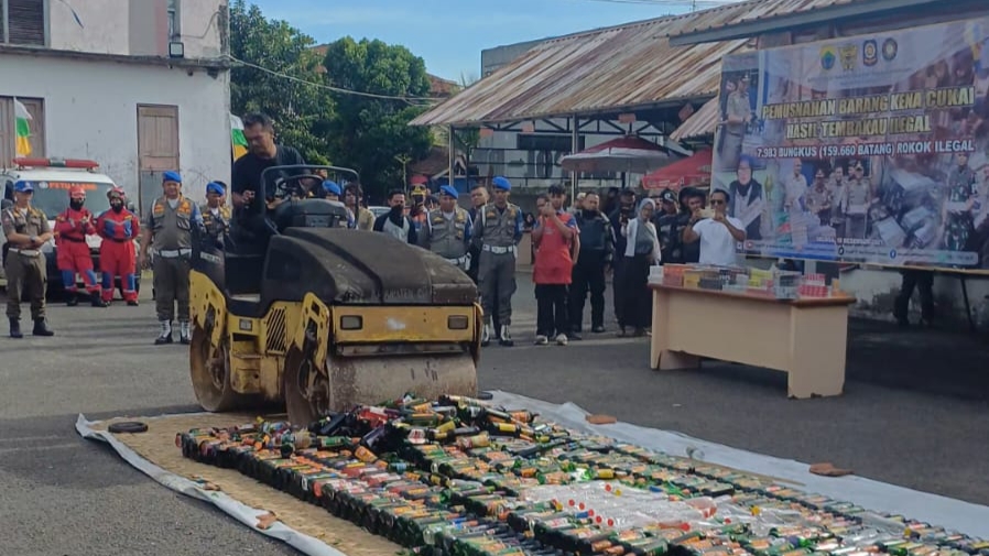 Teks: Pemusnahan minuman beralkohol dan rokok ilegal di Cianjur disaksikan Bupati dr. Wahyu Ferdian