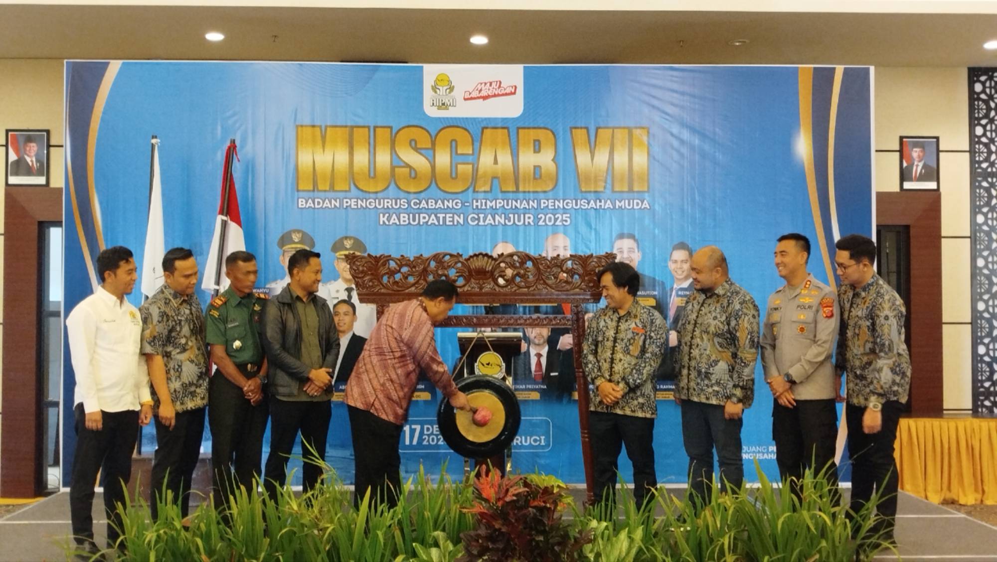 Teks: Sekretaris Daerah Kabupaten Cianjur Ahmad Rifa’i Azhari memukul gong pembukaan Muscab VII HIPMI Cianjur 2025 di Hotel Gino Feruci.