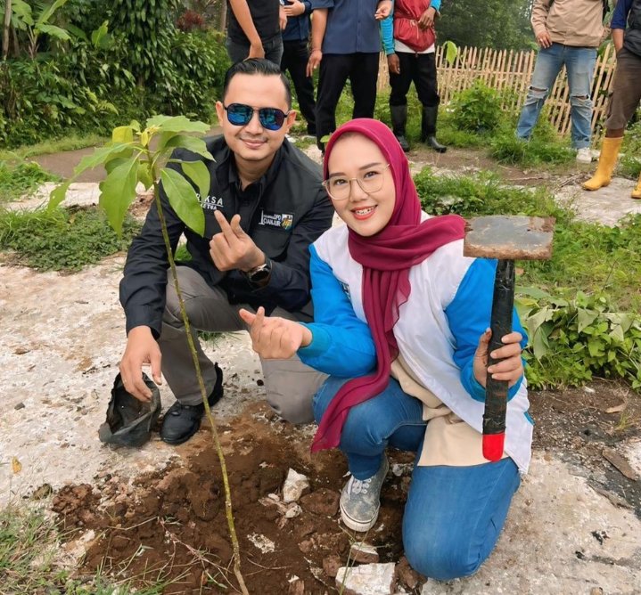 Teks: Nisa Amaliawati pengurus KNPI Jawa Barat menanam pohon alpukat bersama Ketua KNPI Cianjur