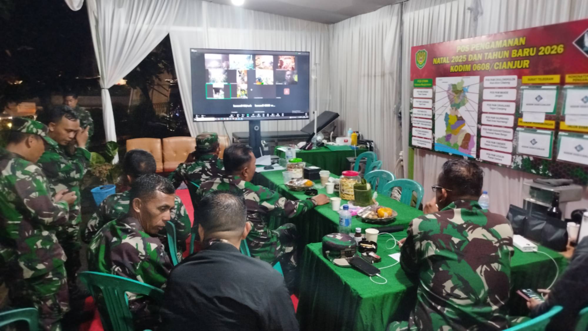 Teks: Personel Kodim 0608 Cianjur memantau keamanan Natal 2025 dan Tahun Baru 2026 di Pos Pengamanan Jalan KH Abdullah bin Nuh.