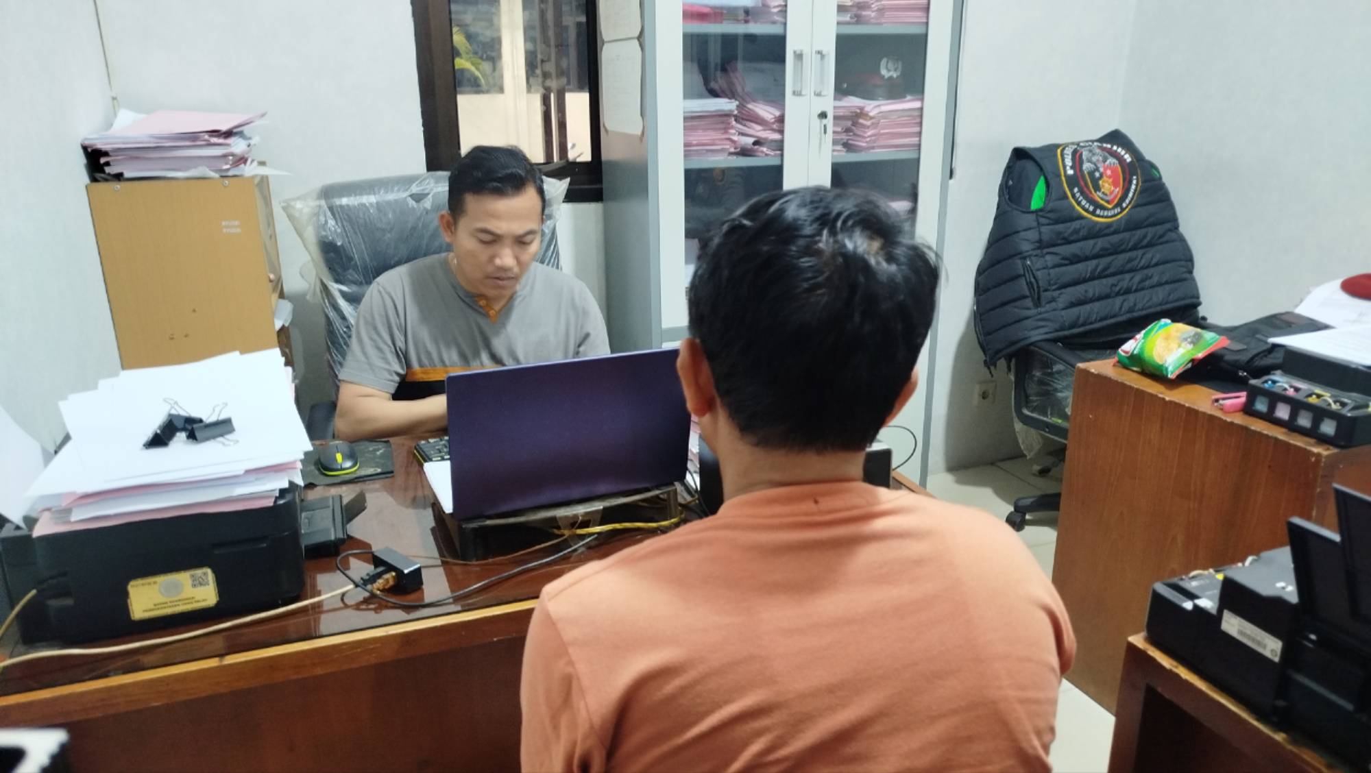 Teks: Pemeriksaan terduga pelaku dugaan pencabulan anak oleh Satreskrim Polres Cianjur.