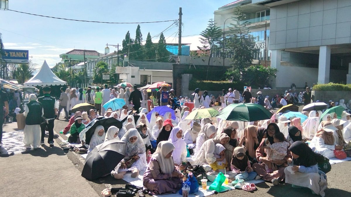 Teks: Aksi penggalangan dana BAZNAS dan MUI Cianjur untuk korban bencana di Sumatera
