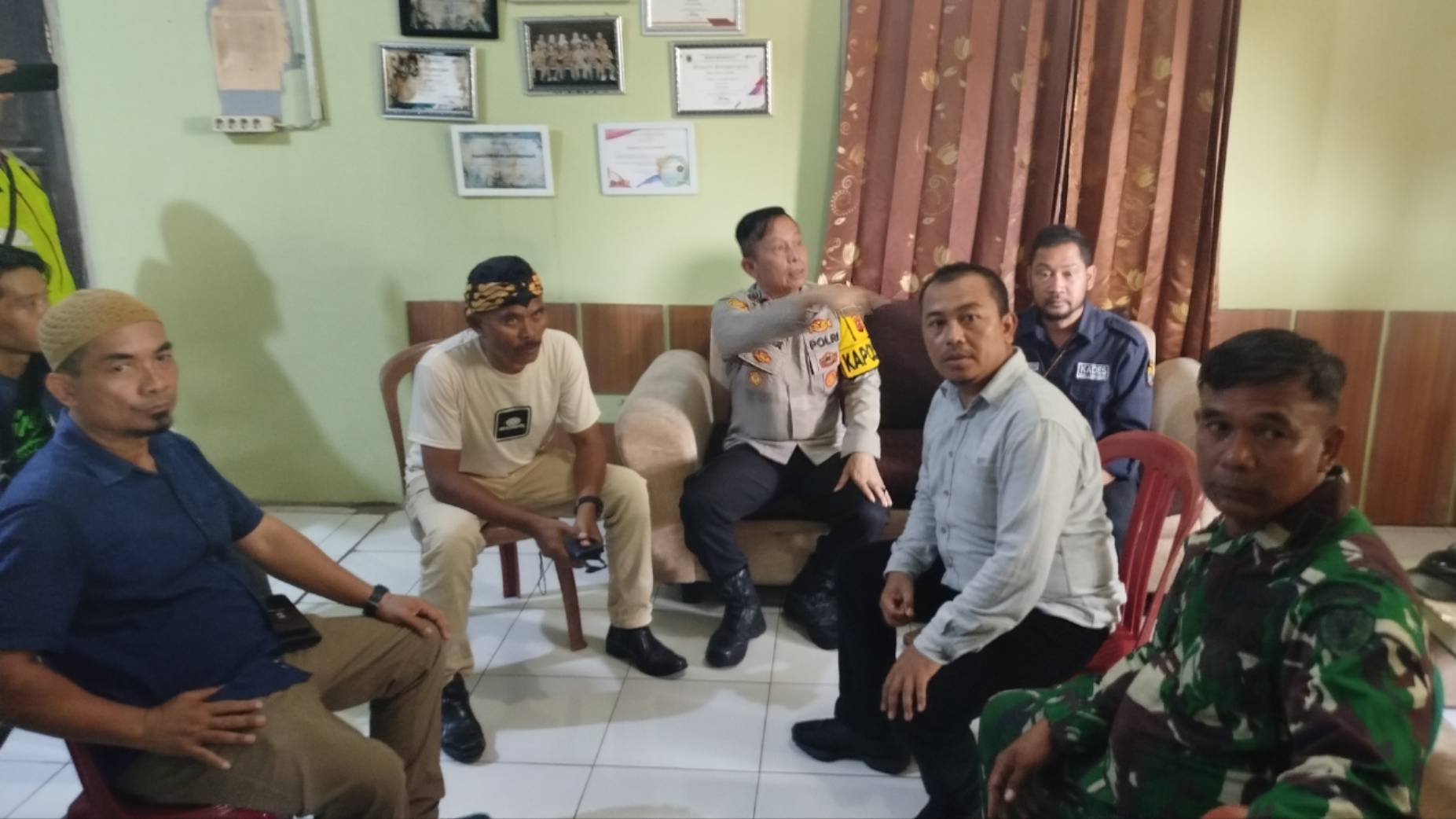Teks: Ribuan warga Desa Langensari menggelar aksi unjuk rasa di kantor desa dengan pengamanan aparat kepolisian dan TNI.