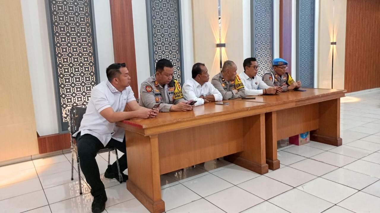 Teks: Jajaran perwira Polres Cianjur, termasuk Kasat Reskrim, Kasat Samapta, Kasat Intelkam, Kasi Was, Kasat Narkoba, dan Kasi Propam, hadir dalam press release akhir tahun 2025 di Aula Mapolres Cianjur.