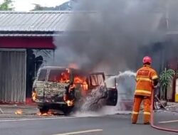 Minibus Bermuatan Jeriken BBM Terbakar di Jalur Puncak, Satu Orang Luka
