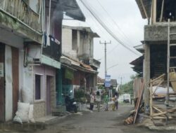 Warga Sukawangi Keluhkan Rumah Warga yang Serobot Jalan Desa.