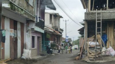 Warga Sukawangi Keluhkan Rumah Warga yang Serobot Jalan Desa.