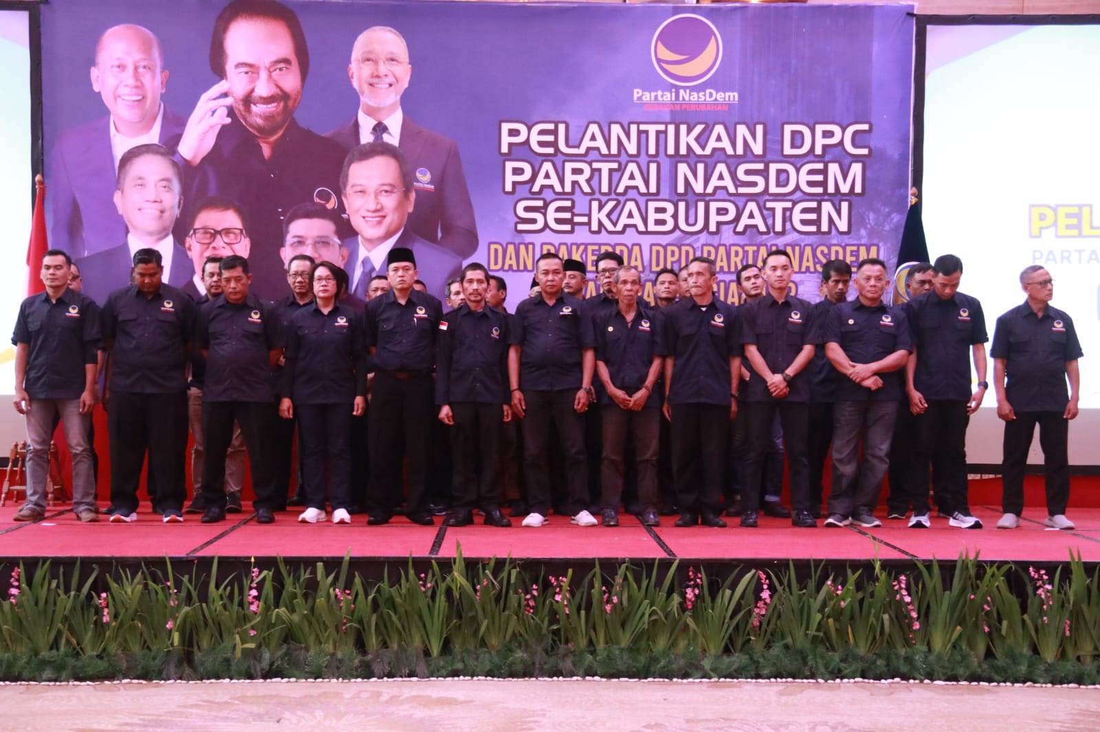 Teks: Pelantikan 32 DPC Partai NasDem se-Kabupaten Cianjur dalam Rakerda di Cipanas.