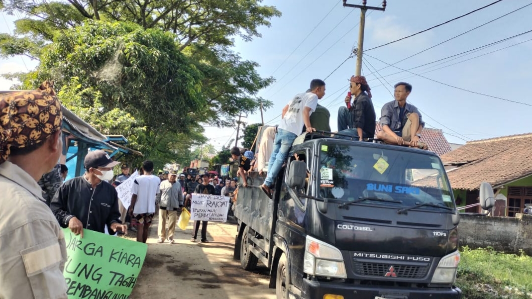 Teks: Warga Desa Ramasari melakukan aksi penyampaian aspirasi menuntut transparansi pengelolaan Dana Desa di Kecamatan Haurwangi, Kabupaten Cianjur.