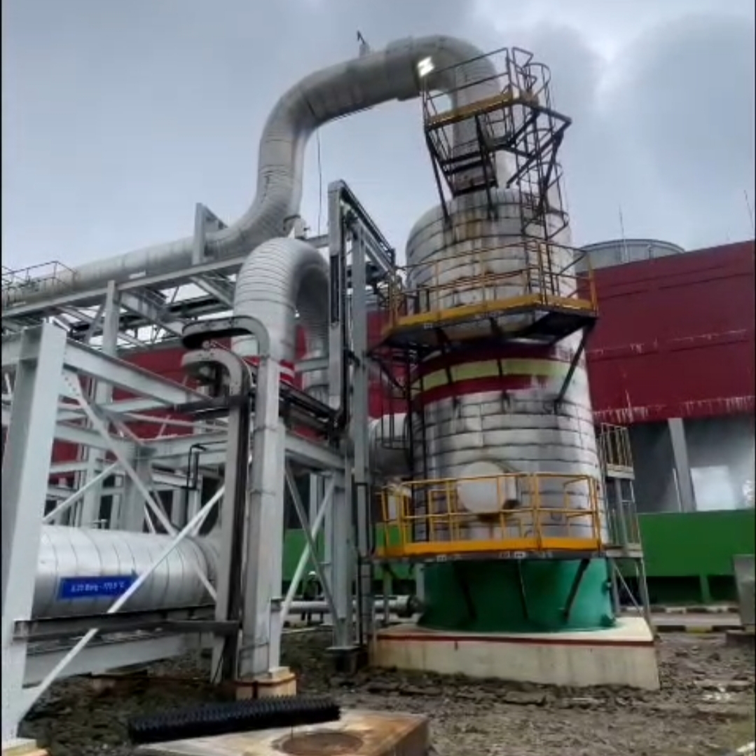 Teks: Instalasi pipa dan fasilitas utama pembangkit listrik tenaga panas bumi dalam sistem pemanfaatan energi geothermal.