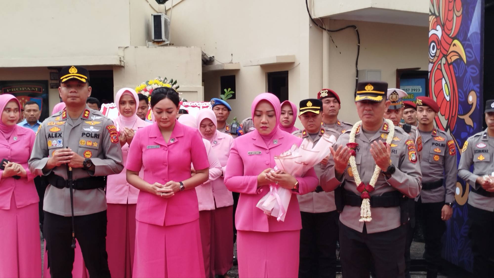 Teks: Prosesi sertijab Kapolres Cianjur di Mako Polres Cianjur dengan kehadiran jajaran Bhayangkari