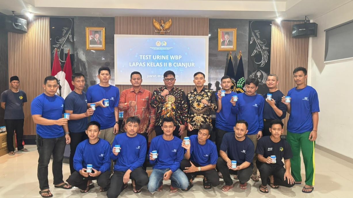 Teks: Tes urine pegawai dan warga binaan di Lapas Kelas IIB Cianjur sebagai deteksi dini narkotika.