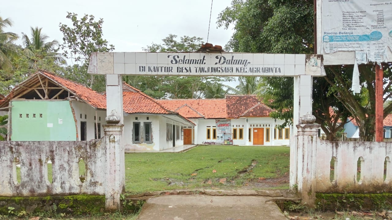 Teks: Kantor Desa Tanjungsari Agrabinta Cianjur saat warga menyoroti transparansi dana desa dan BUMDes.