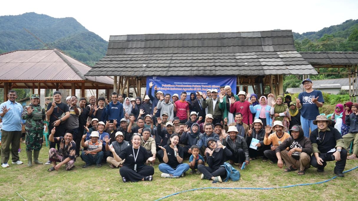 Teks: Peserta program pemberdayaan peternak Reforma Agraria Badan Bank Tanah berfoto bersama di lokasi kegiatan di Cianjur.