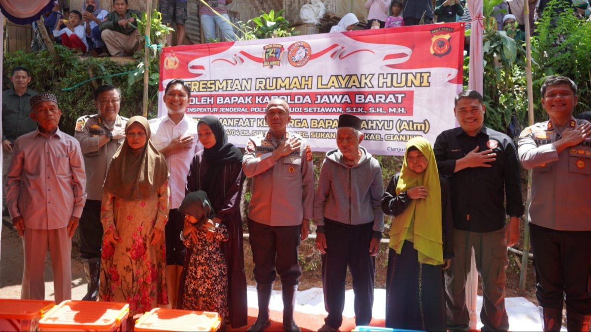 Teks: Kapolda Jabar meresmikan renovasi dua Rutilahu di Sukamekar Sukanagara Cianjur bersama Pemkab Cianjur dan Bagong Mogok.