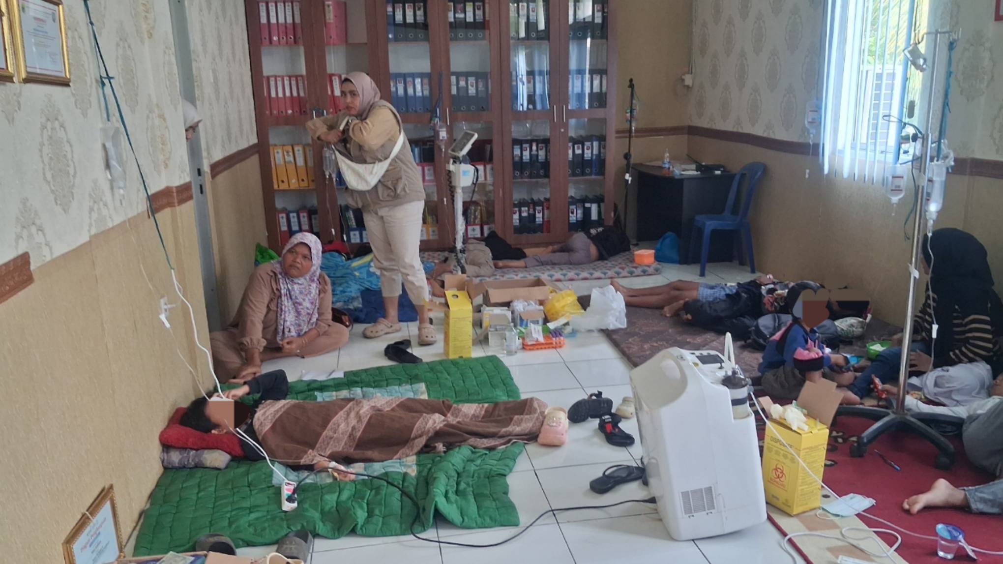 Teks: Siswa SD diduga keracunan dirawat di Puskesmas Kadupandak Cianjur