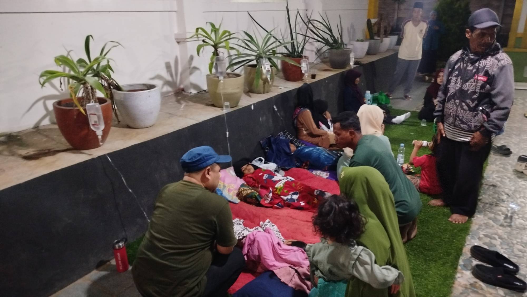 Teks: Petugas medis menangani warga terdampak dugaan keracunan MBG di Cikalongkulon, Cianjur.