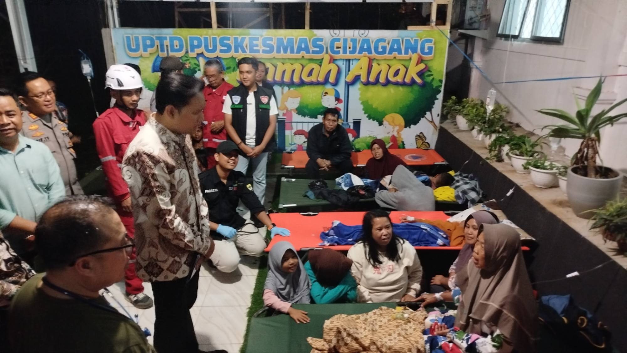 Teks: Bupati Cianjur M Wahyu Ferdian menjenguk dugaan korban keracunan MBG di Puskesmas Cijagang Cikalongkulon