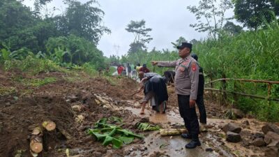 Jalan Alternatif Mekarsari–Mekarjaya Tertutup Longsor, Polsek Cikalongkulon Turun Tangan