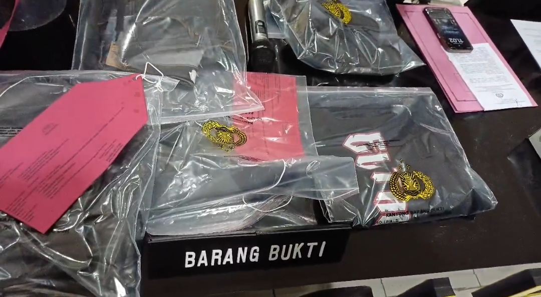 Teks: Kapolres Cianjur AKBP Akhmad Alexander mengungkap kasus pembunuhan diduga dipicu judol di Polres Cianjur.