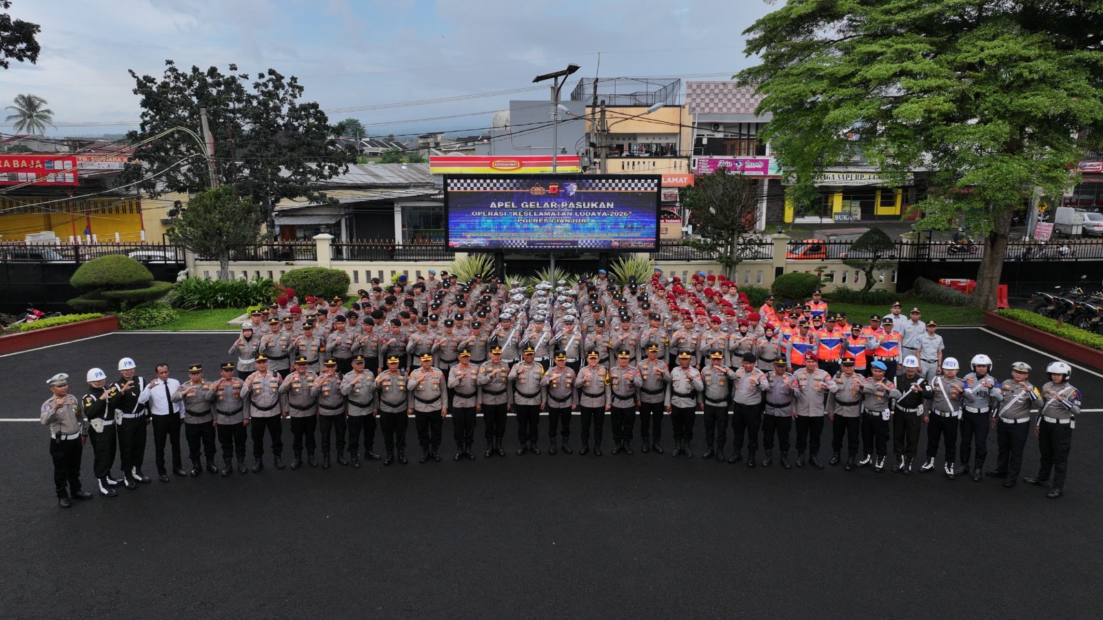 Teks: Apel gelar pasukan Operasi Keselamatan Lodaya 2026 di Lapangan Polres Cianjur.