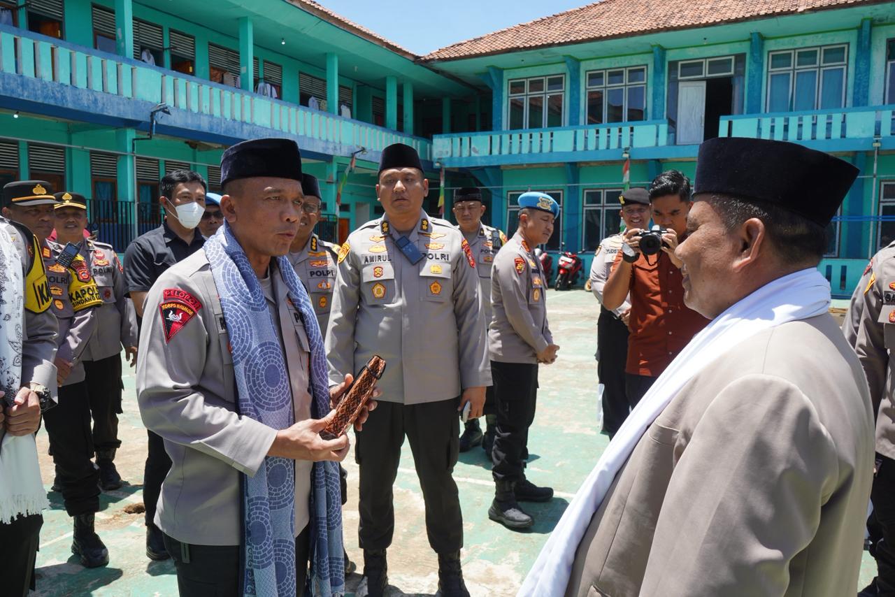 Teks: Kapolda Jabar kunjungi Pontren Bani Muqoddas di sela Ops Ketupat Lodaya.