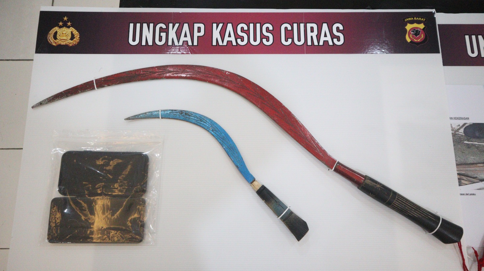 Teks: Barang bukti curas Polres Cianjur berupa celurit dan dompet hasil pengungkapan kasus Curas Warungkondang.