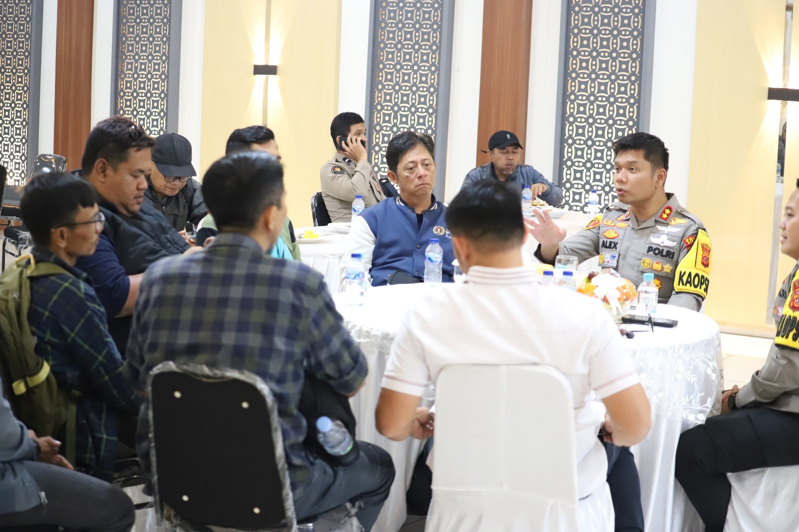 Teks: Kapolres Cianjur berdiskusi dengan awak media Cianjur dalam kegiatan HPN 2026 di Aula Bhayangkara Polres Cianjur.