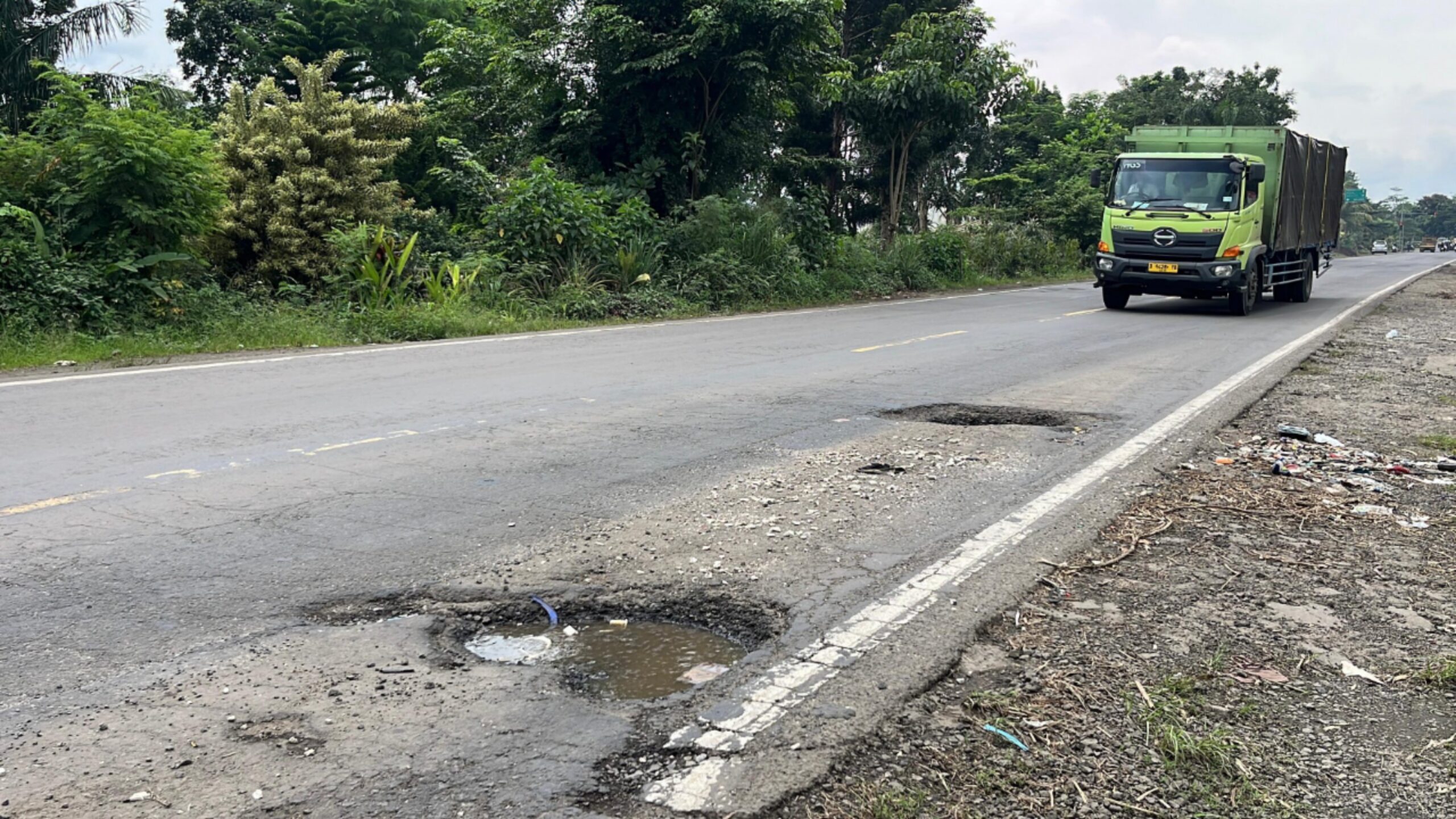 Lubang jalan rusak di Lingkar Selatan Karangtengah Cianjur dekat perempatan Maleber Bojong arah Sukabumi dan Bandung.