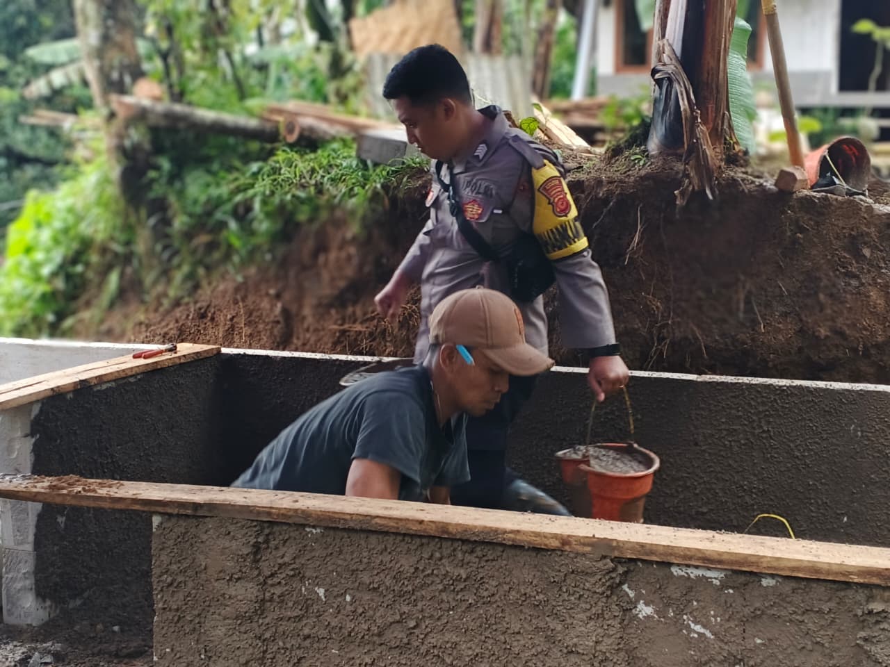 MEMBANGUN, jajaran Polsek Pagelaran Polres Cianjur membangun rumah Emak Encih. (Dok/Polres Cianjur).