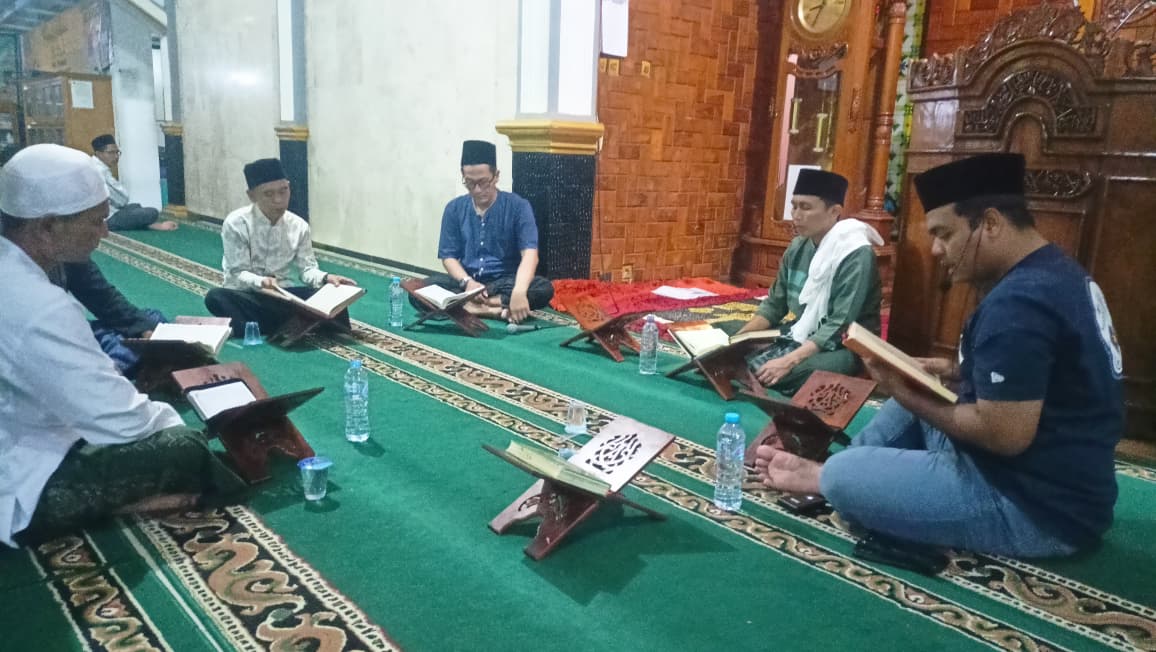 Teks: Suasana kegiatan Tadarus Al-Qur'an warga binaan di Masjid At-Taubah Lapas Cianjur saat Ramadan.