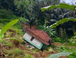 Longsor Campakawarna Tutup Akses Cisagu–Cisokan, Kapolsek Campaka Turun ke Lokasi