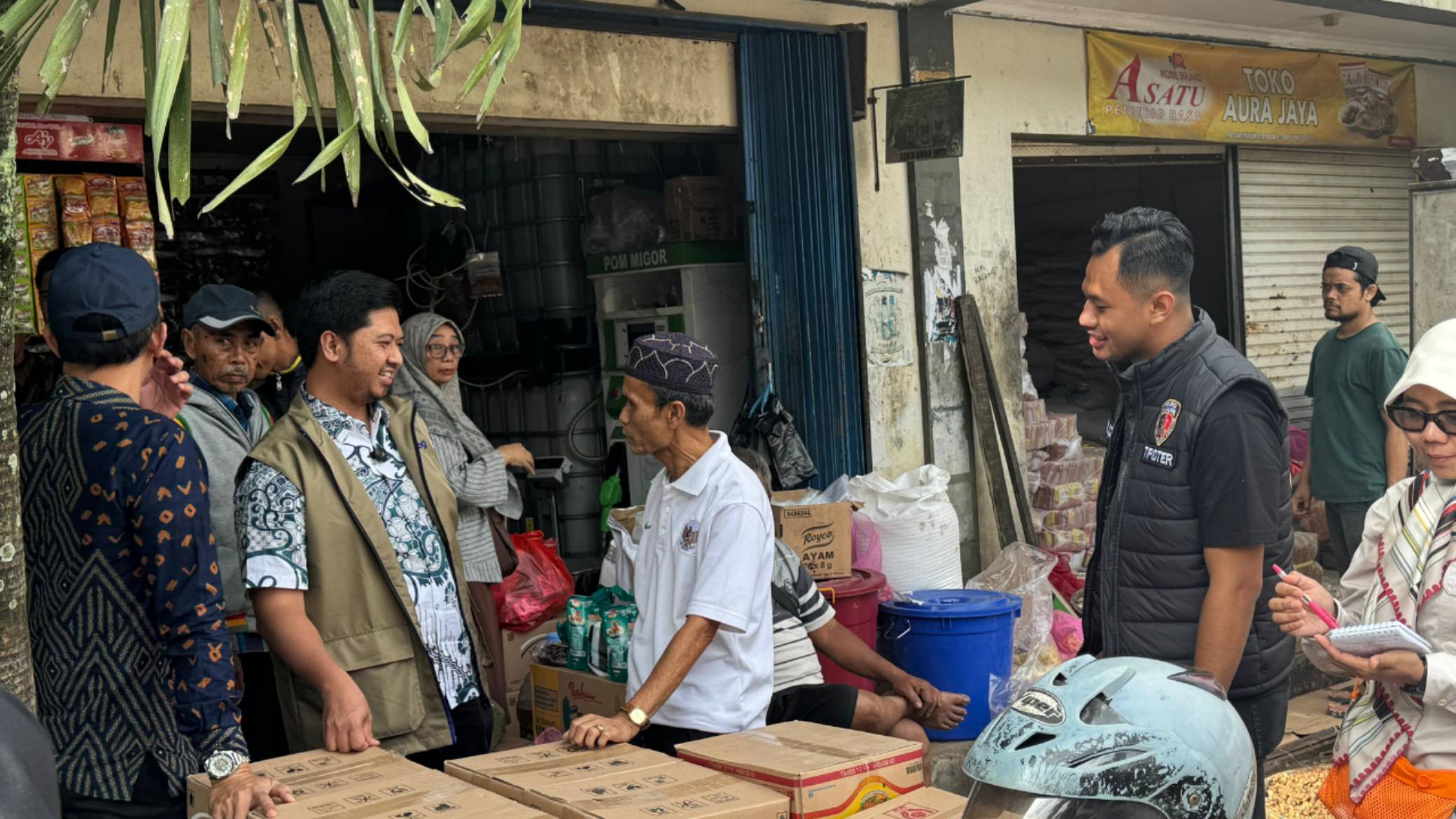 Teks: Petugas Polres Cianjur dan OPD mengecek ketersediaan bahan pokok di Pasar Induk Jebrod menjelang Ramadhan.