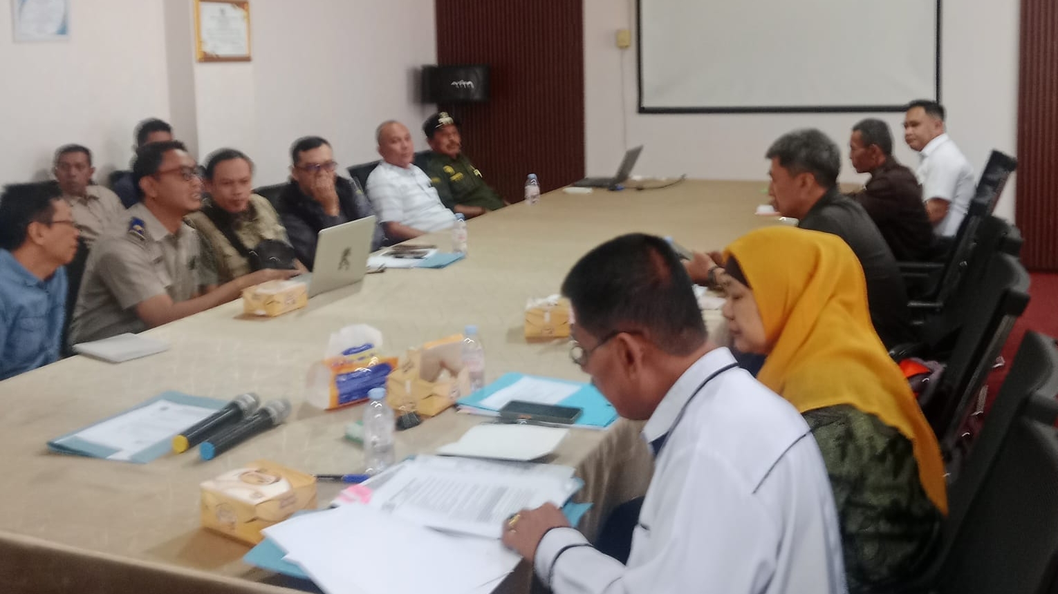 Teks; Ketua PPGH Agus Anwar saat audiensi pembahasan Fasos Fasum Green Hill di DPMPTSP Cianjur.