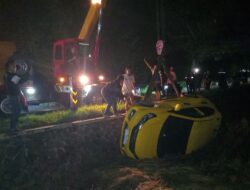 Kecelakaan Brio di Karangtengah: Mobil Masuk Sawah, Jalan Gelap Disorot Pengemudi