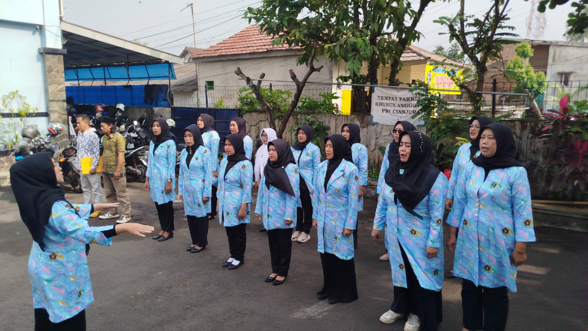 Teks: Paduan suara IKWI Cianjur menyanyikan Indonesia Raya dan Mars PWI dalam upacara HPN di Cianjur.