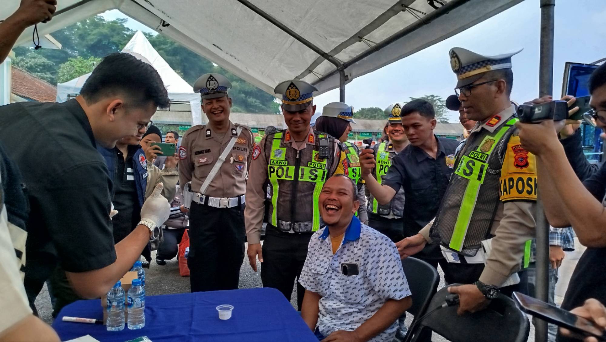 Teks: Petugas memeriksa kesehatan sopir bus saat kegiatan ramp check Operasi Keselamatan Lodaya 2026 di Terminal Pasir Hayam.