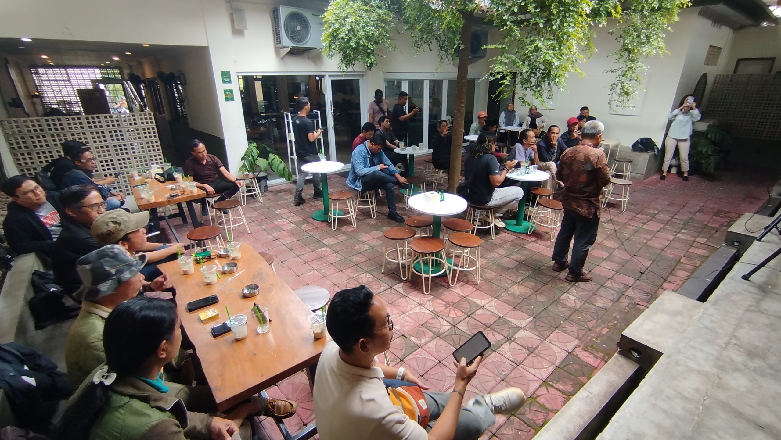 Teks: Insan pers Cianjur mengikuti pemaparan proyek panas bumi Cipanas dari PT DMGP.