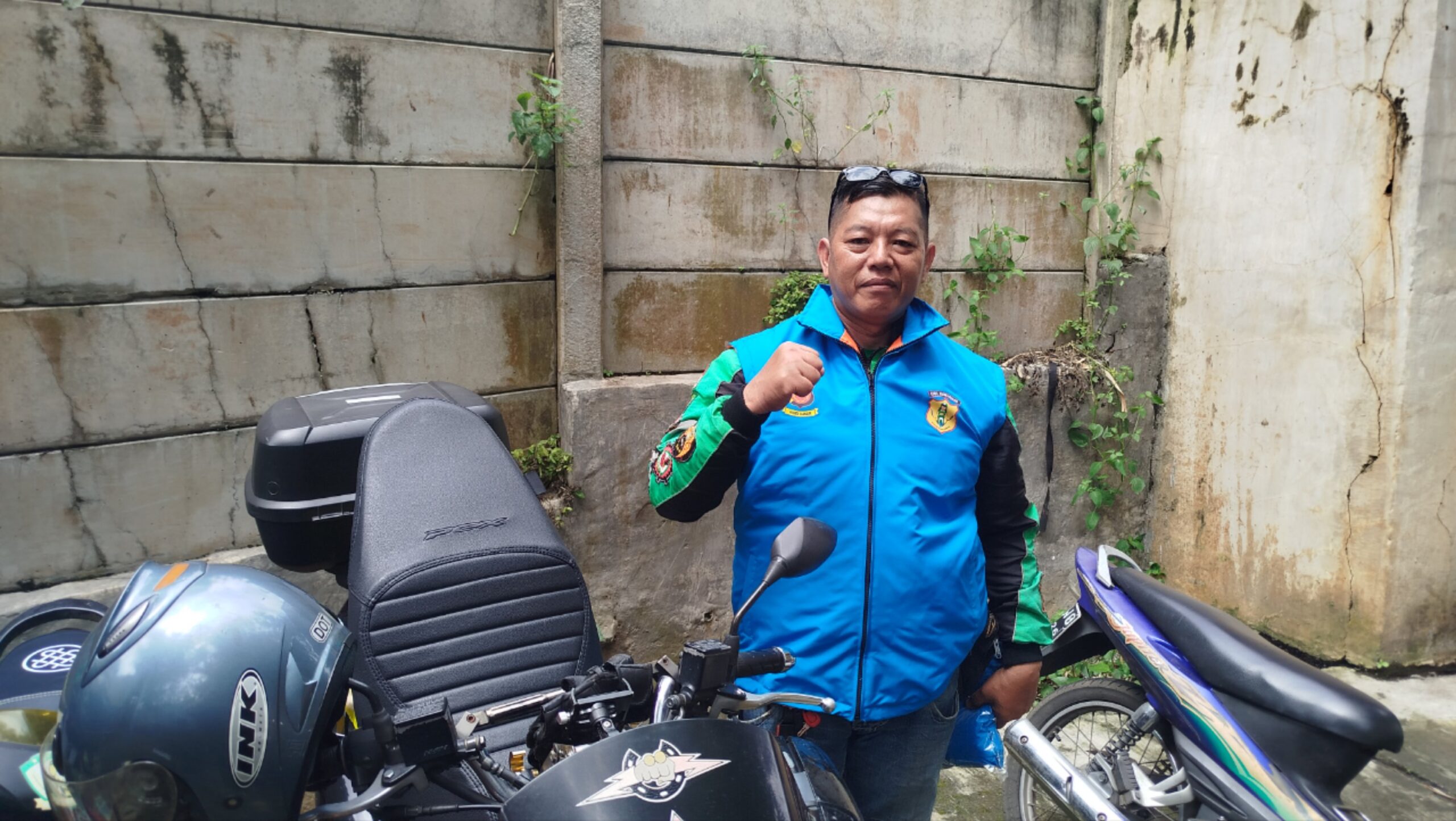 Teks:Babeh Runai, pengemudi ojol, usai mengikuti kegiatan Ojek Kamtibmas di Polres Cianjur