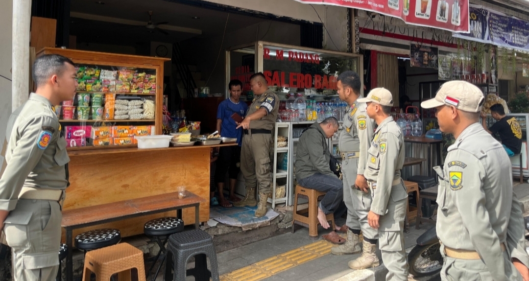 Satpol PP menertibkan meja makan yang menggunakan zona dilarang parkir garis kuning zig-zag di depan rumah makan Padang Salero Bagindo kawasan RSUD Sayang Cianjur.