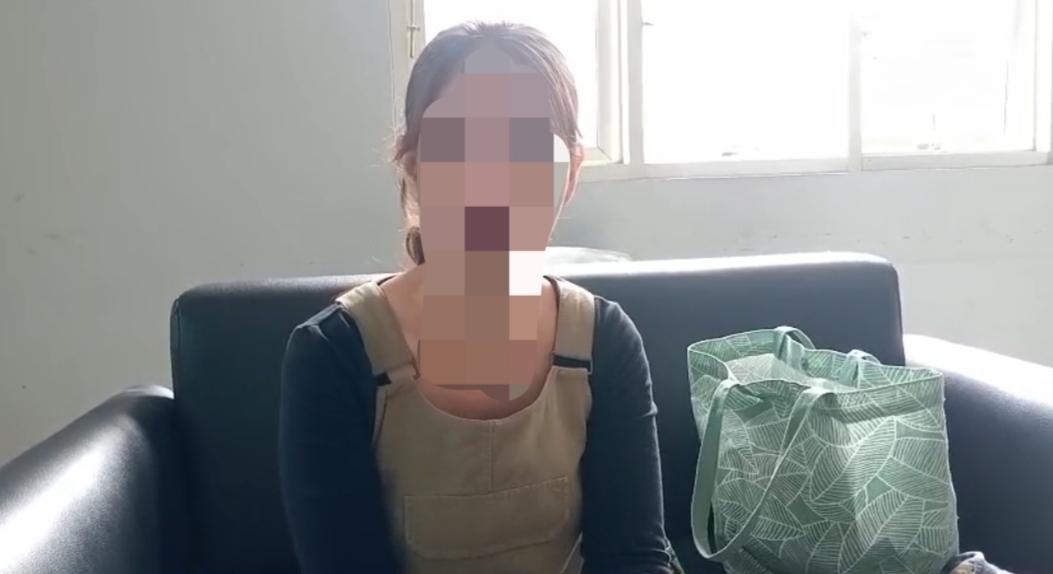 Perempuan korban dugaan penipuan investasi kos di Cianjur saat memberikan keterangan terkait laporan kerugian Rp100 juta.