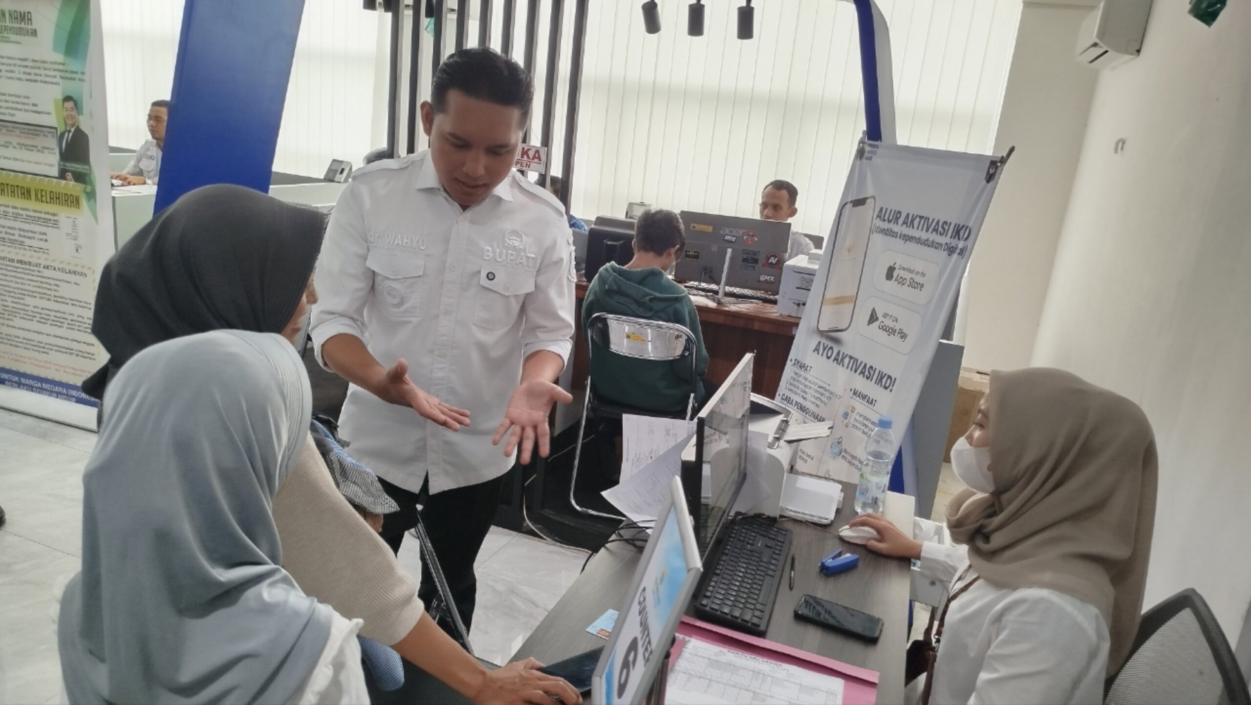 Teks: Bupati Cianjur memantau langsung pelayanan administrasi warga di loket Mall Pelayanan Publik Cianjur.