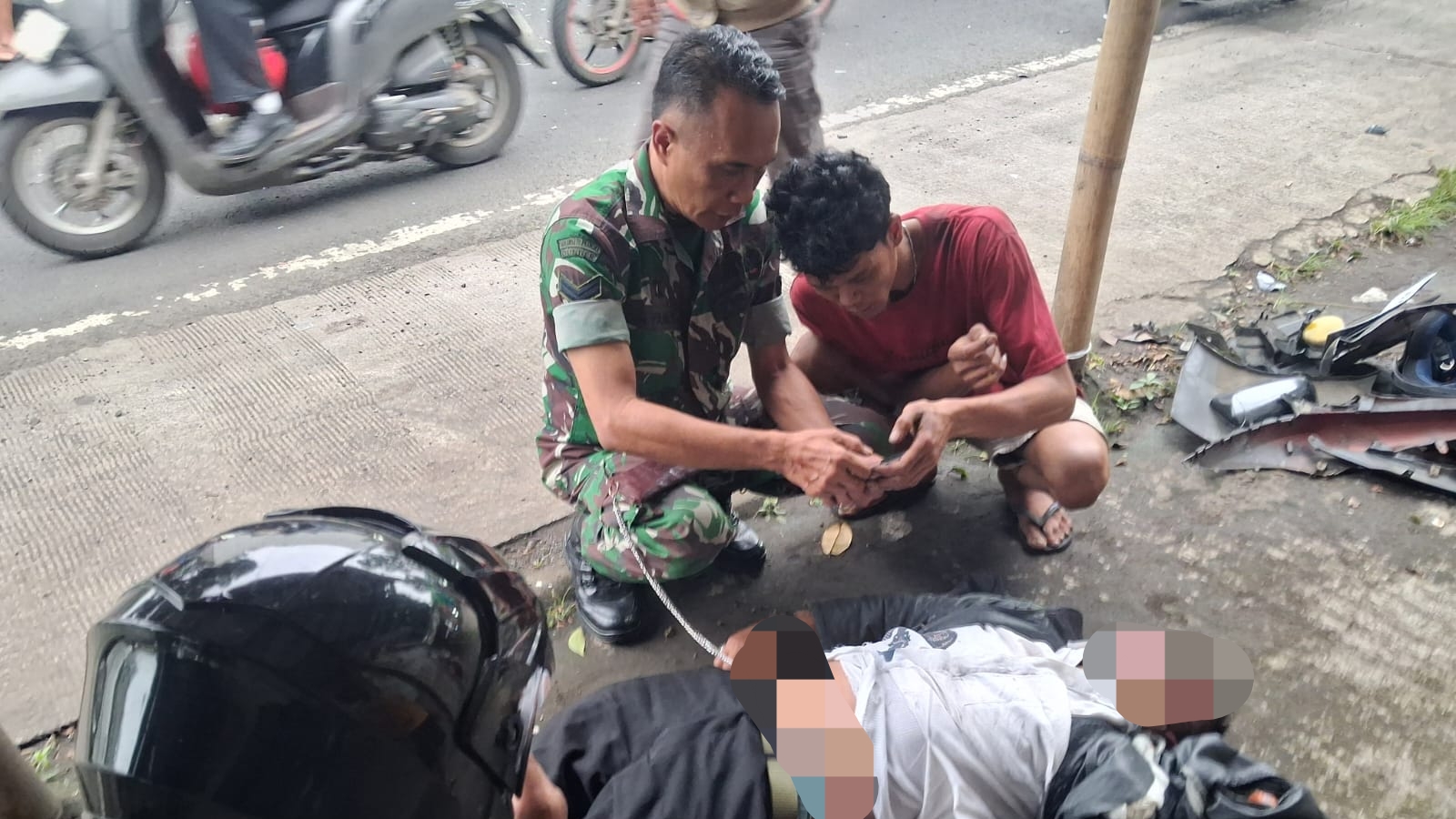 Teks: Petugas membantu korban kecelakaan maut Warungkondang di Desa Ciwalen.