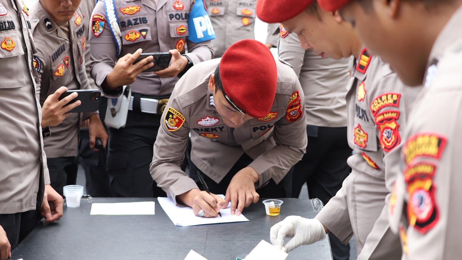Teks: Personel Polres Cianjur menjalani pemeriksaan tes urine di Mapolres Cianjur.