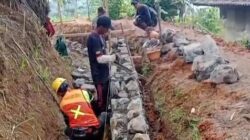 Upah yang Tertahan di Balik Tembok Irigasi Ciherang.