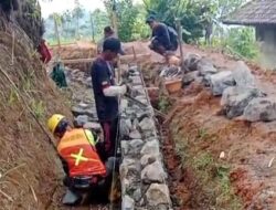 Upah yang Tertahan di Balik Tembok Irigasi Ciherang.