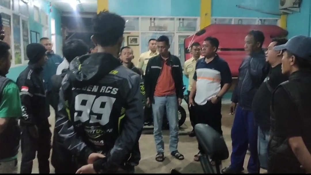 Teks: Warga berada di halaman kantor PLN ULP Tanggeung saat menyampaikan keluhan terkait listrik padam berulang.