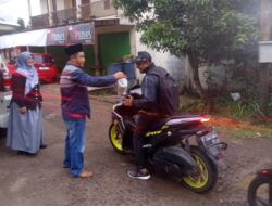 Enam Tahun Tanpa Putus, Pemdes Cintaasih Rutin Tebar Takjil Setiap Jumat Ramadhan di Depan Kantor Desa.