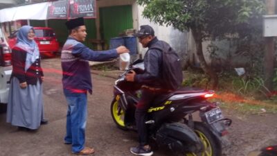 Enam Tahun Tanpa Putus, Pemdes Cintaasih Rutin Tebar Takjil Setiap Jumat Ramadhan di Depan Kantor Desa.